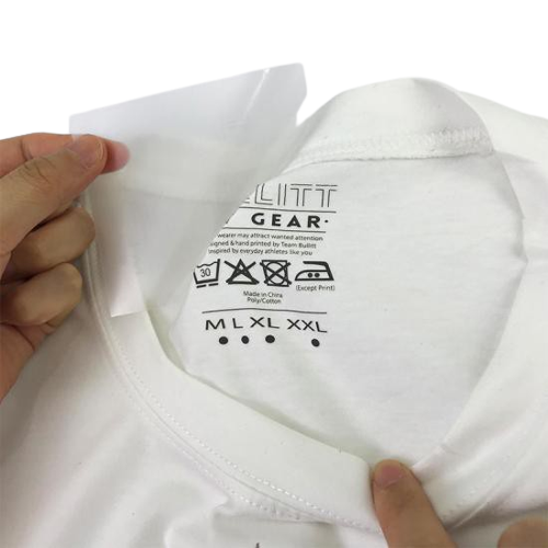 camiseta branca com etiqueta transfer